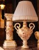 Elegante lampada da tavolo con colonna in ceramica, piantana con decorazione rose, oro e cristalli